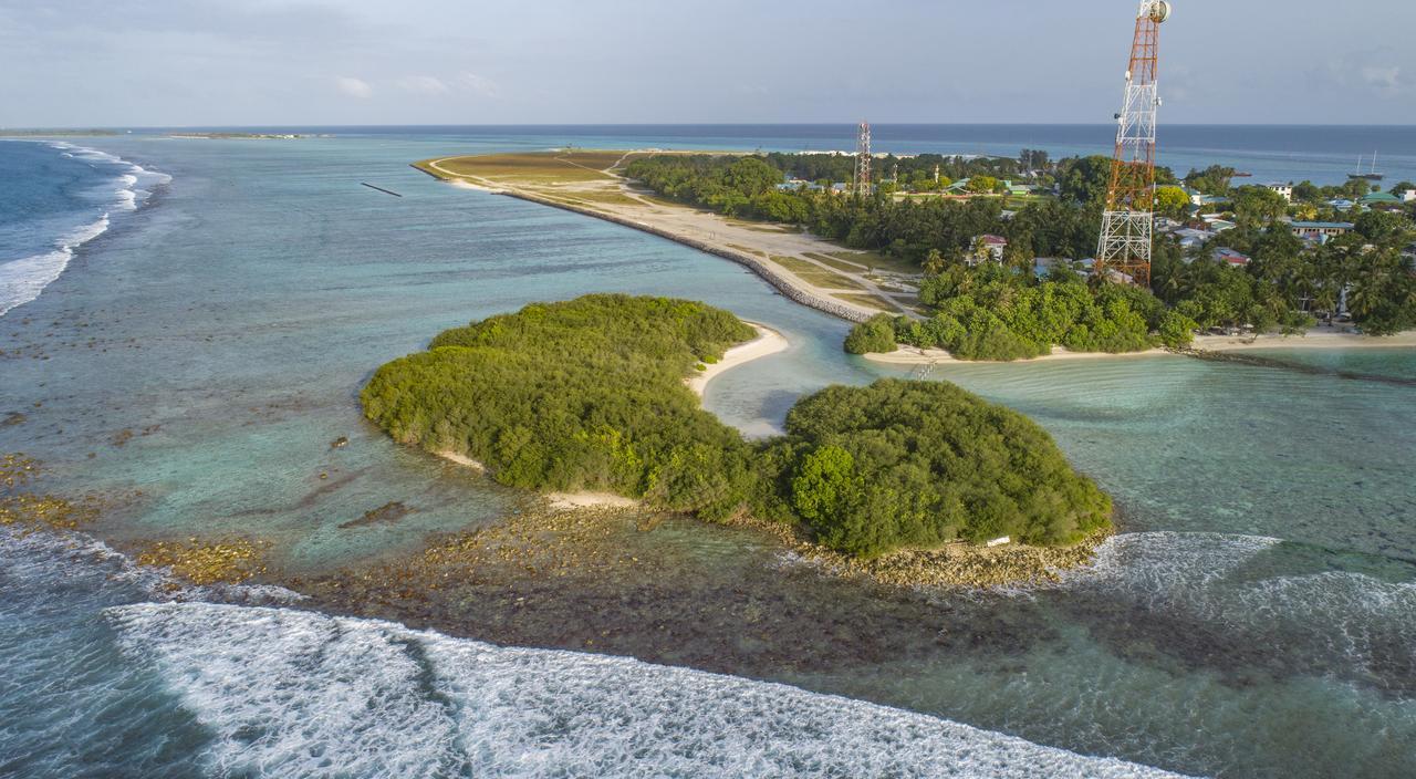 מלון Reef Edge Thulusdhoo, Maldives מראה חיצוני תמונה